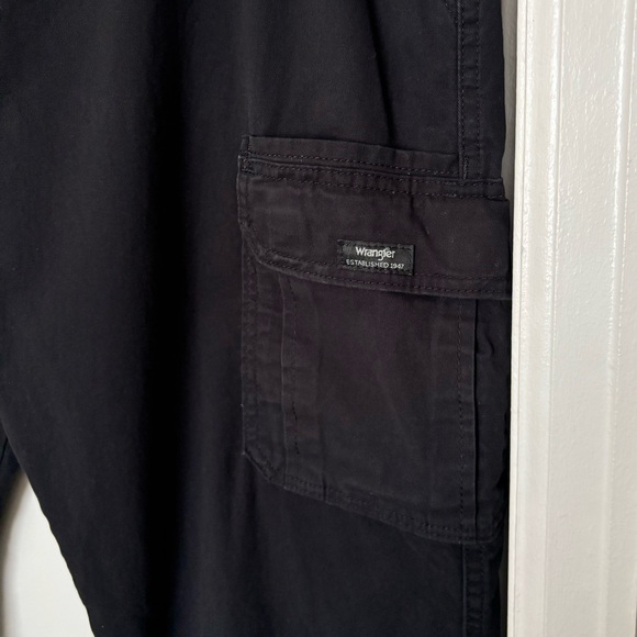Wrangler • Premium Relaxed Fit Flex Black Cargo Pants, Men's Size 42 x 30 - Picture 4 of 16
